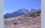  на фоне горы Донгузорун