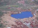 озеро в форме сердца на склонах горы Кут