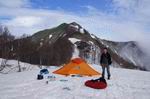 палатка на фоне горы Амуко